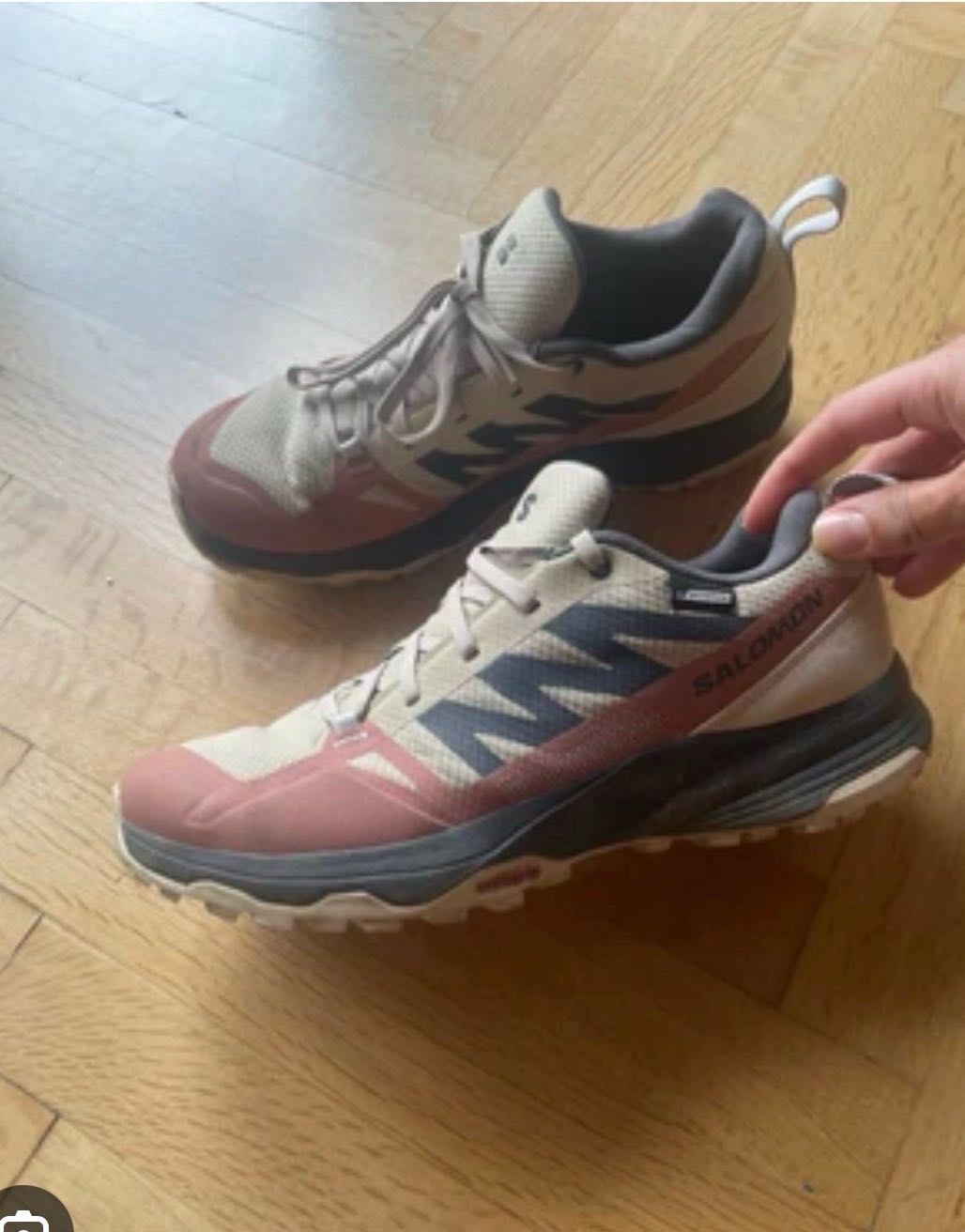 Salomon 44 – knappt använda – bortskänkes nära Malmö