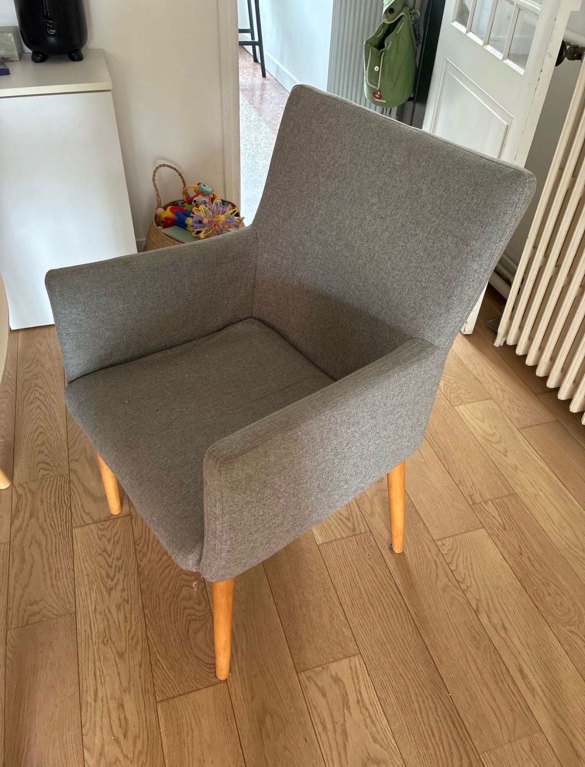 Grå fåtölj att hämta gratis bortskänkes i Västra Götaland