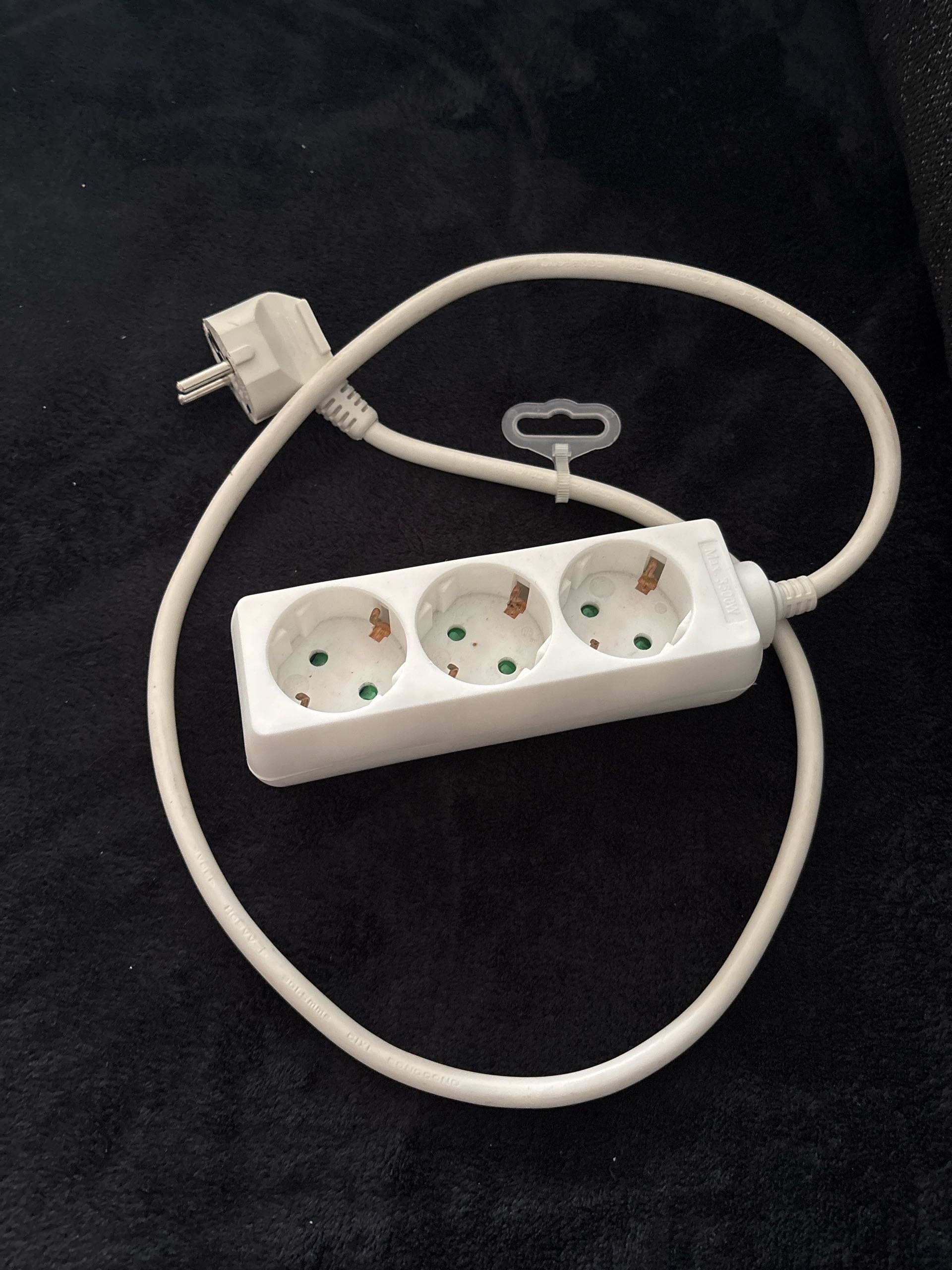 power strip / extension socket – bortskänkes nära Göteborg