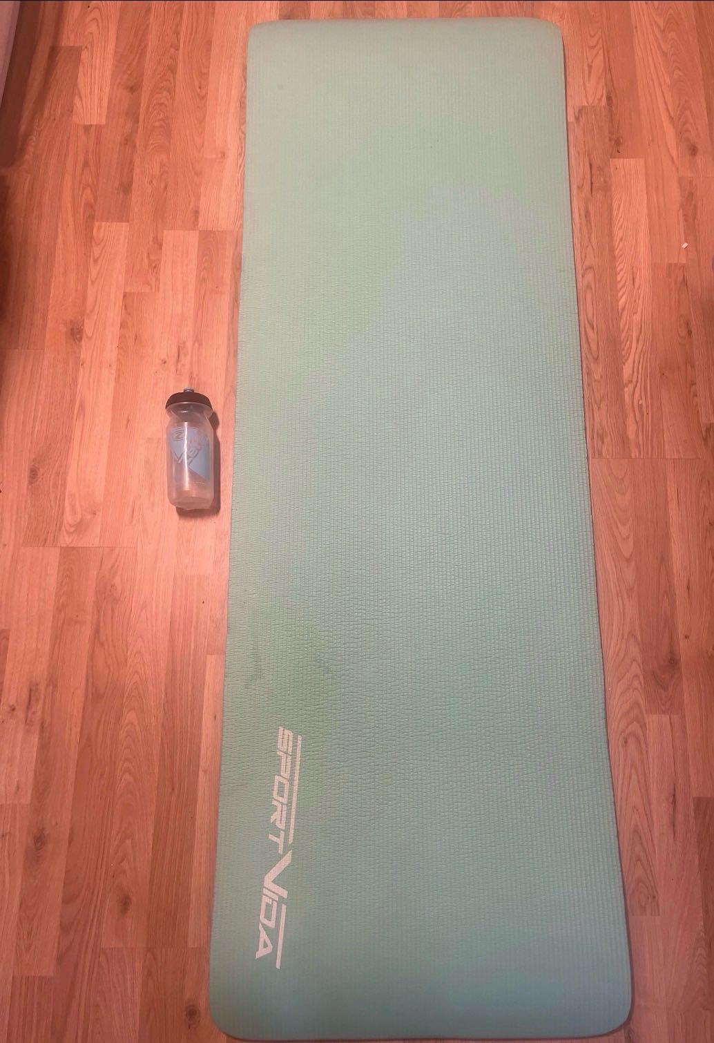 Yogamatta – bortskänkes nära Sverige