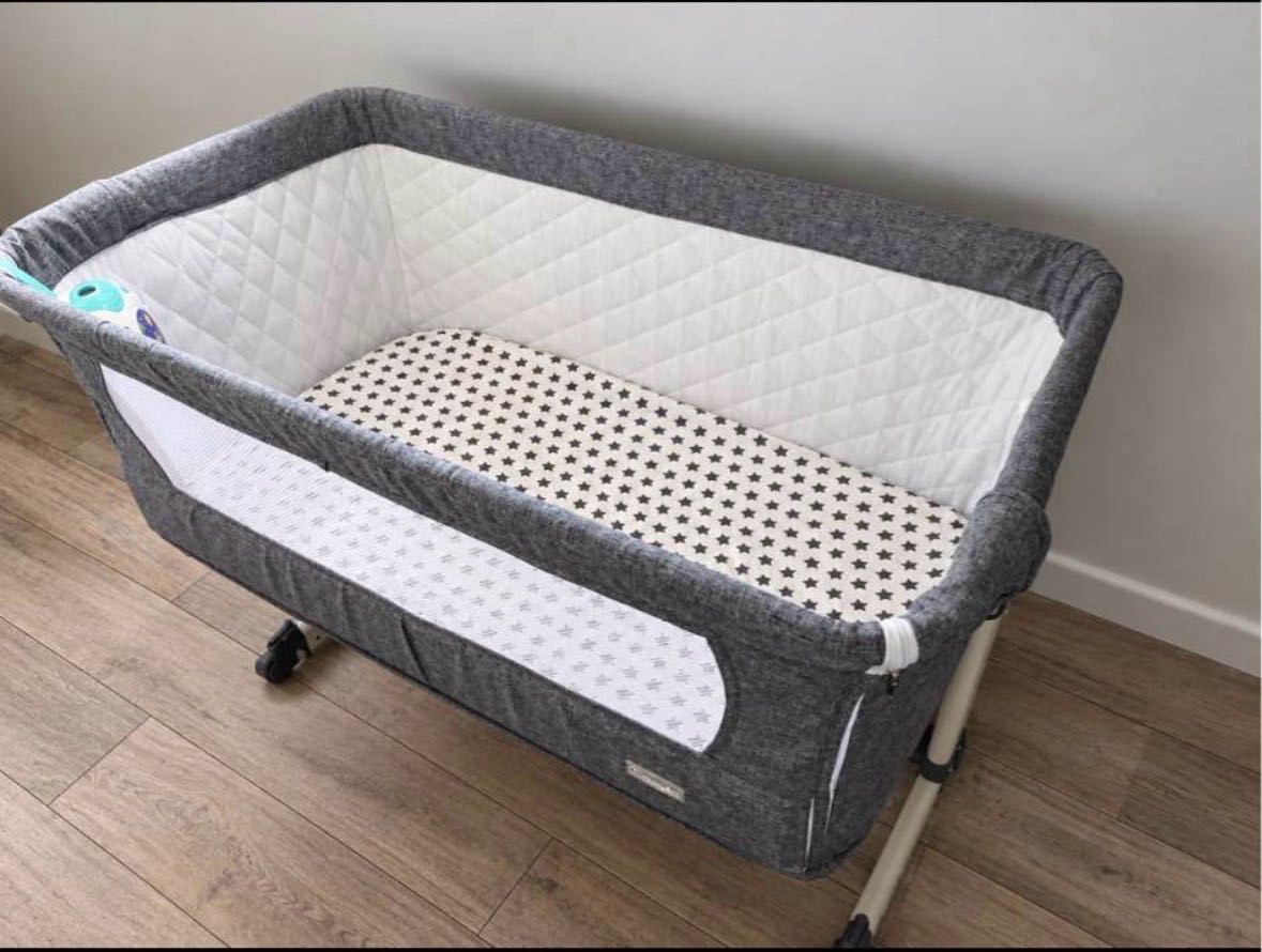 Bedside crib med madrass – bortskänkes nära Göteborg