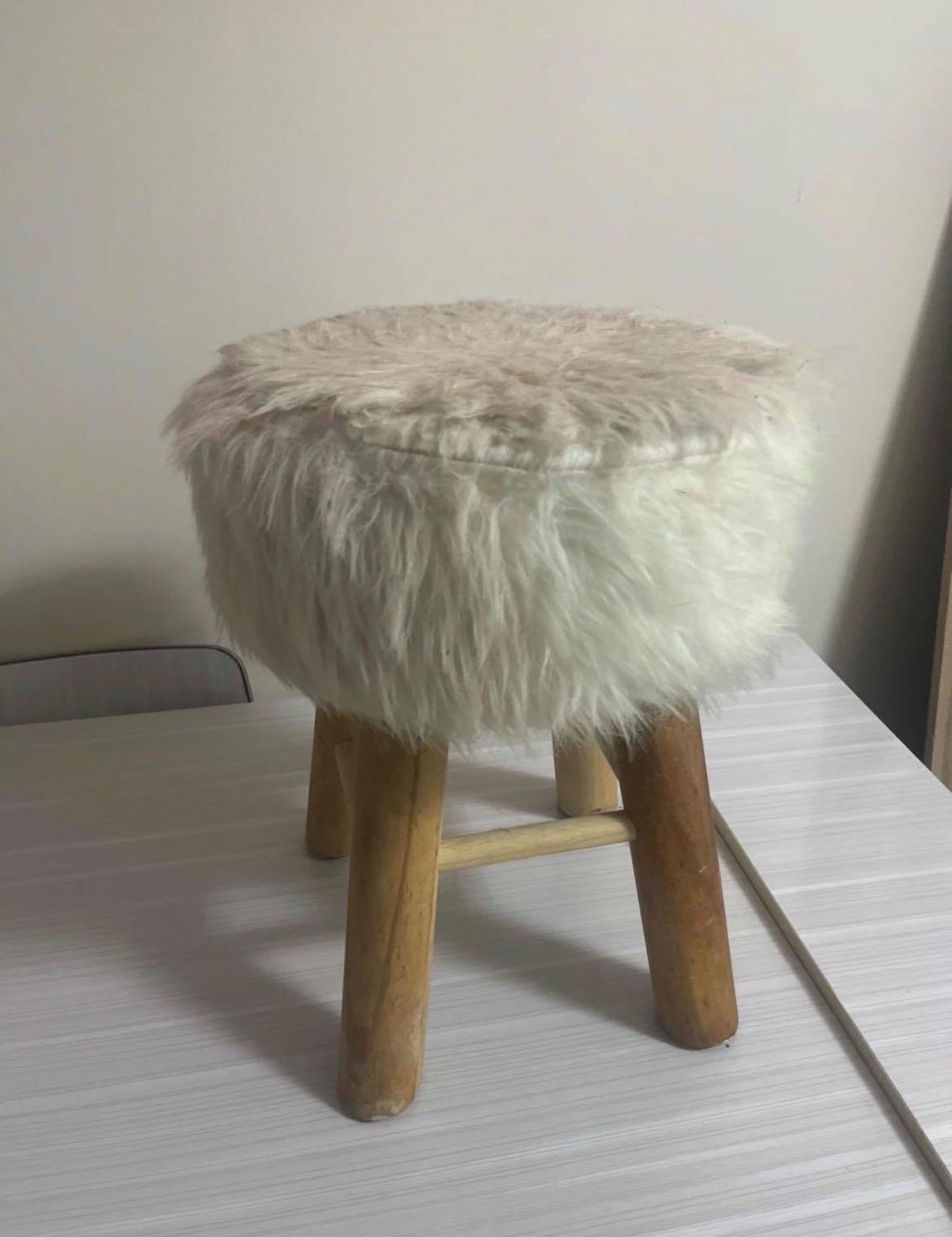 Fluffig pall – bortskänkes nära Sverige