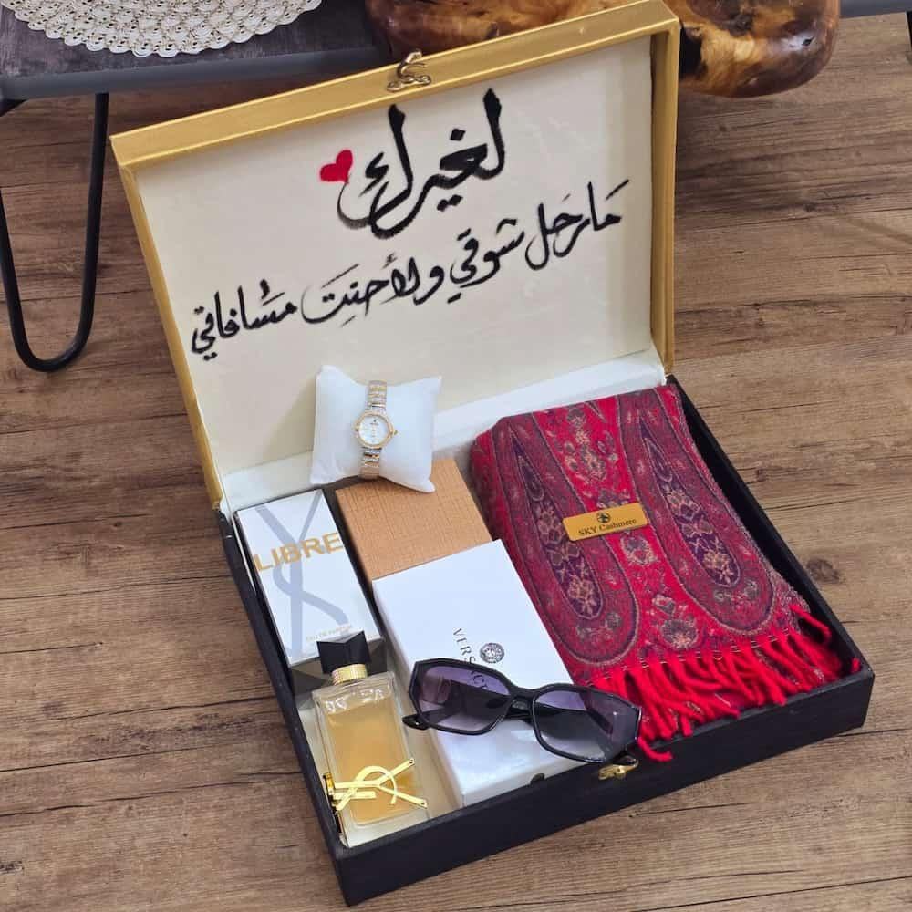 بوكس هدايا نسائي شتوي فاخر - شال كشميري وعطر وساعه ونظاره - هدايــا شتوية