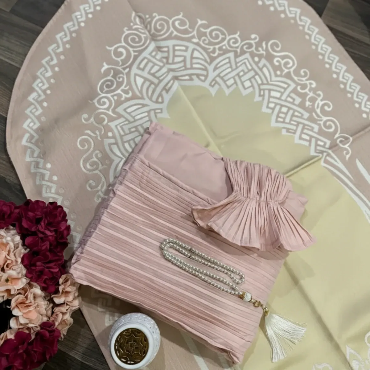 طقم صلاة نسائي أنيق  متوفر بعدة ألوان