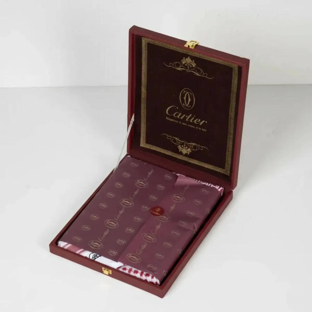 شماغ كارتير شعار أبيض إصدار   2026 - أشمغة رجالية