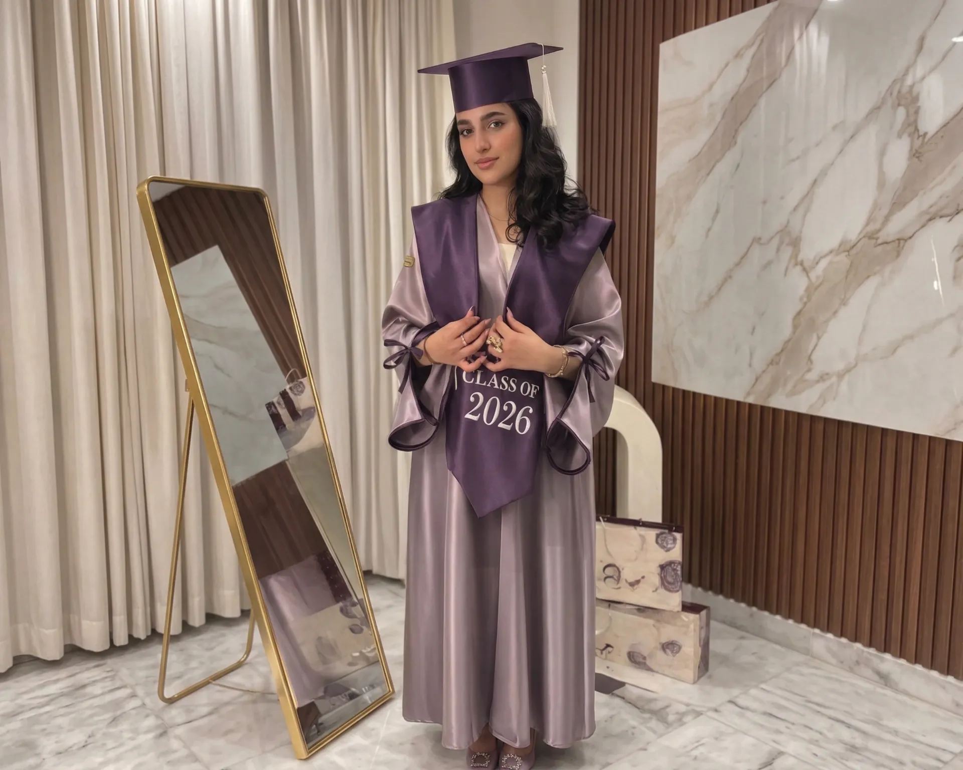 عباءة تخرج "لافندر لوركس" 2026 - مزيج الستان الناعم والمخمل الملكي - هدايا تخرج