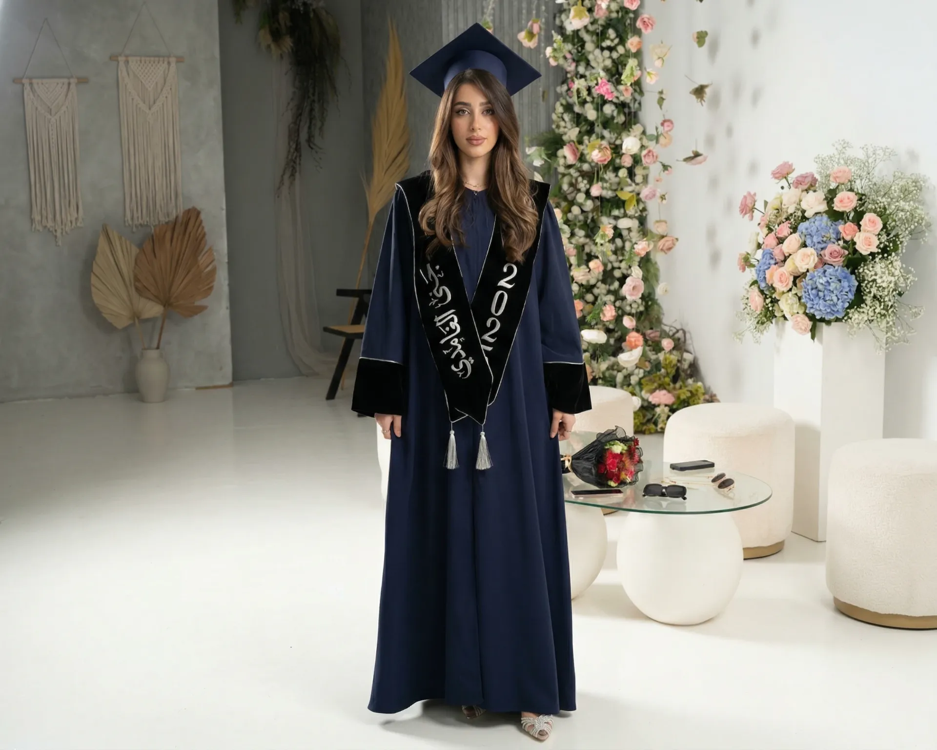 عباءة  تخرج "رويال فيلفت" 2026 - قماش تفتة كحلي بلمسات المخمل الأسود - هدايا تخرج