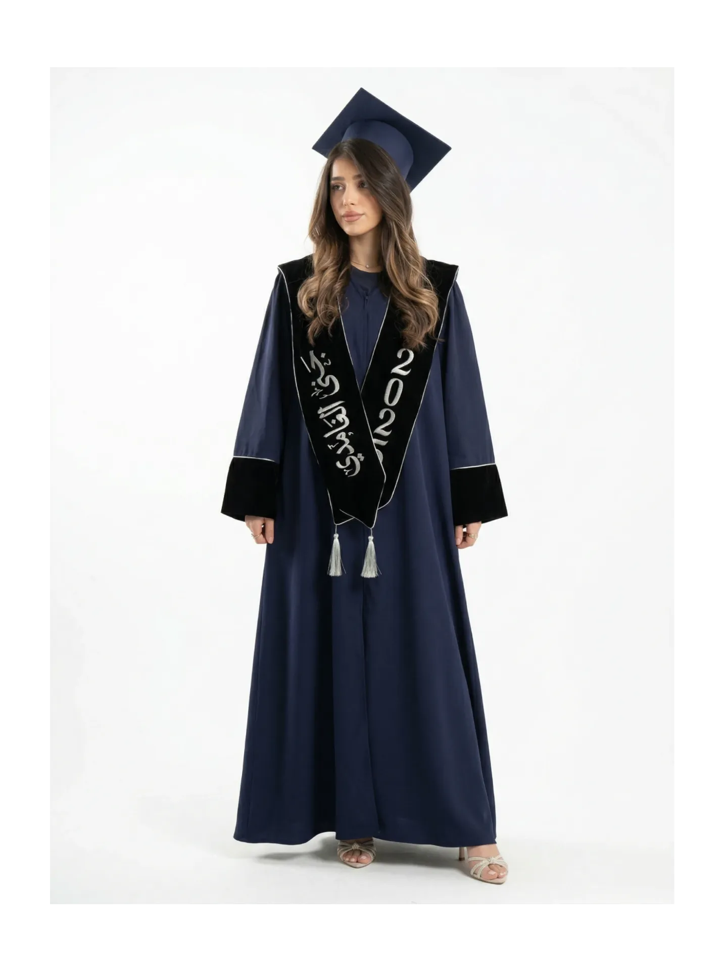 عباءة  تخرج "رويال فيلفت" 2026 - قماش تفتة كحلي بلمسات المخمل الأسود