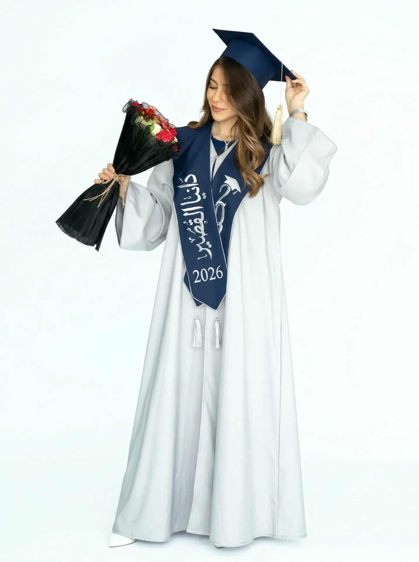 عباءة تخرج "سيلفر نيفي 2026 - فضي فاتح بتفاصيل كحلية