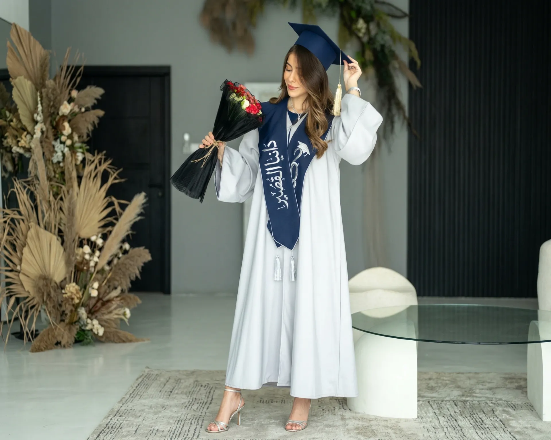 عباءة تخرج "سيلفر نيفي 2026 - فضي فاتح بتفاصيل كحلية - هدايا تخرج