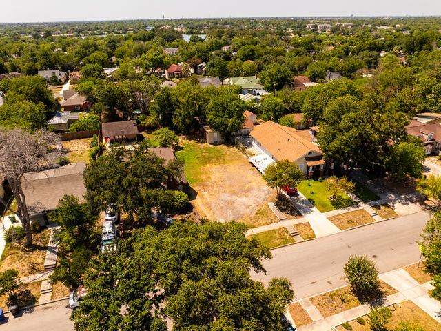 2028 Huisache Ave-10