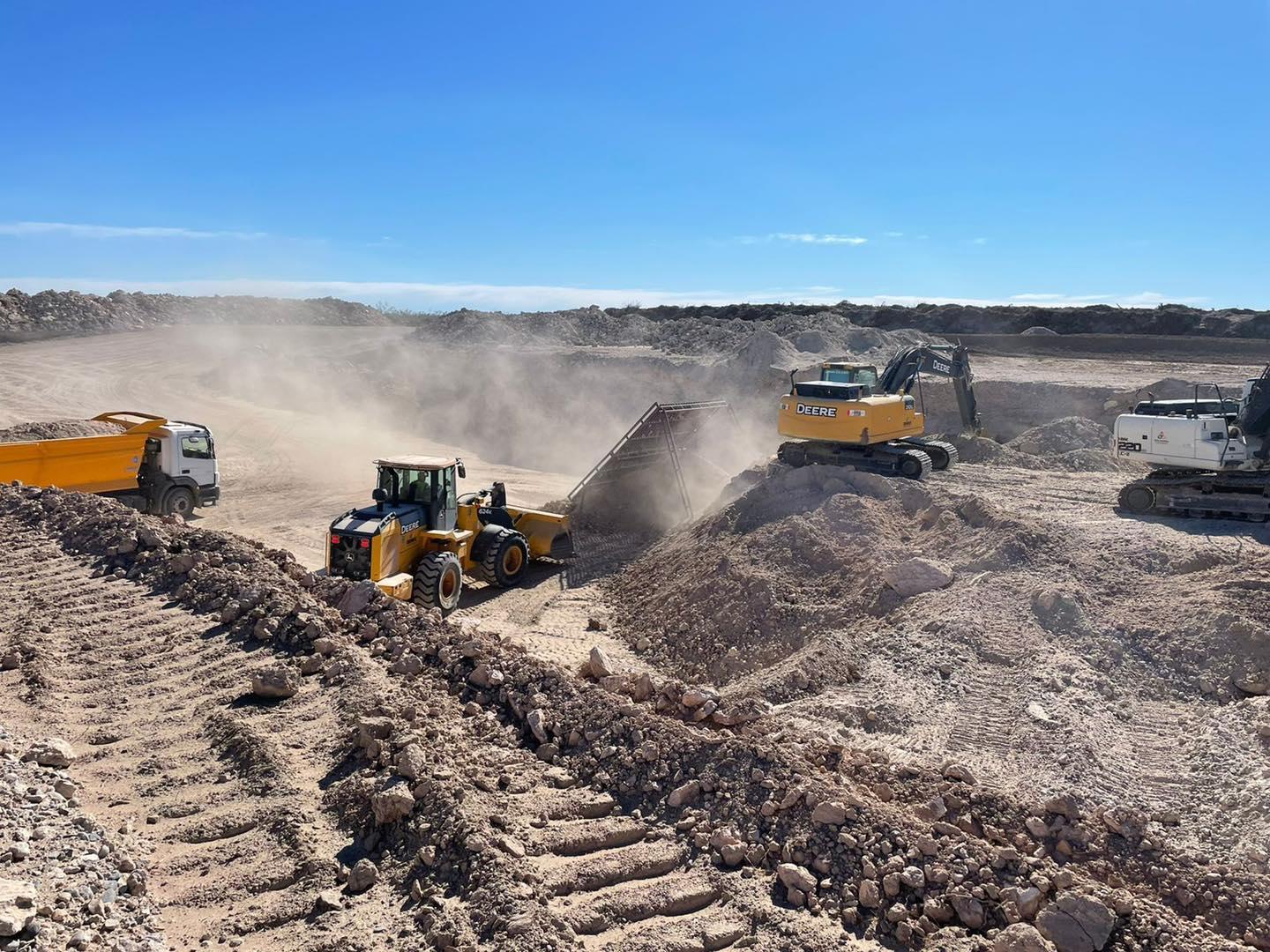 Flota de equipos trabajando en cantera de Deinos SRL