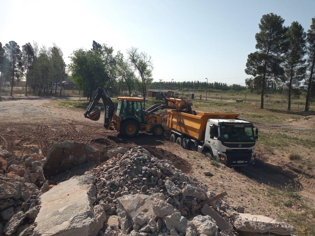 Retroexcavadora llenando batea de camion volcador en Deinos SRL