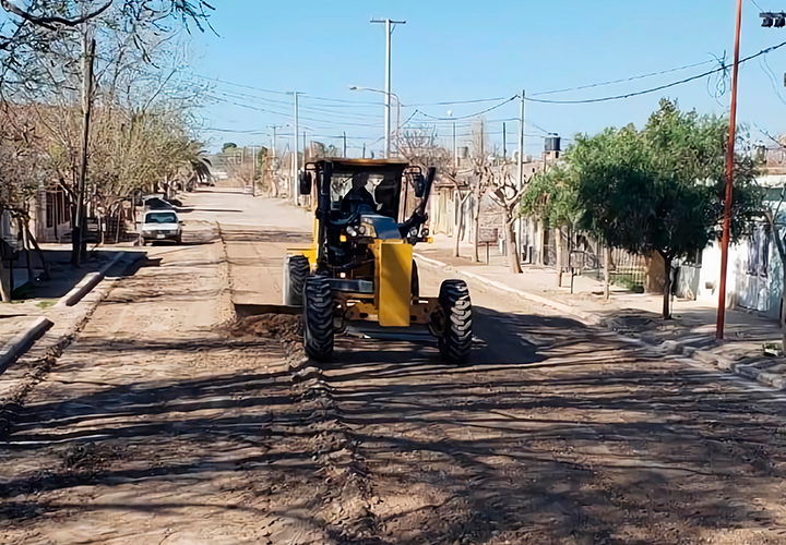 Motoniveladora realizando tareas de emparejamiento de calle en Deinos SRL