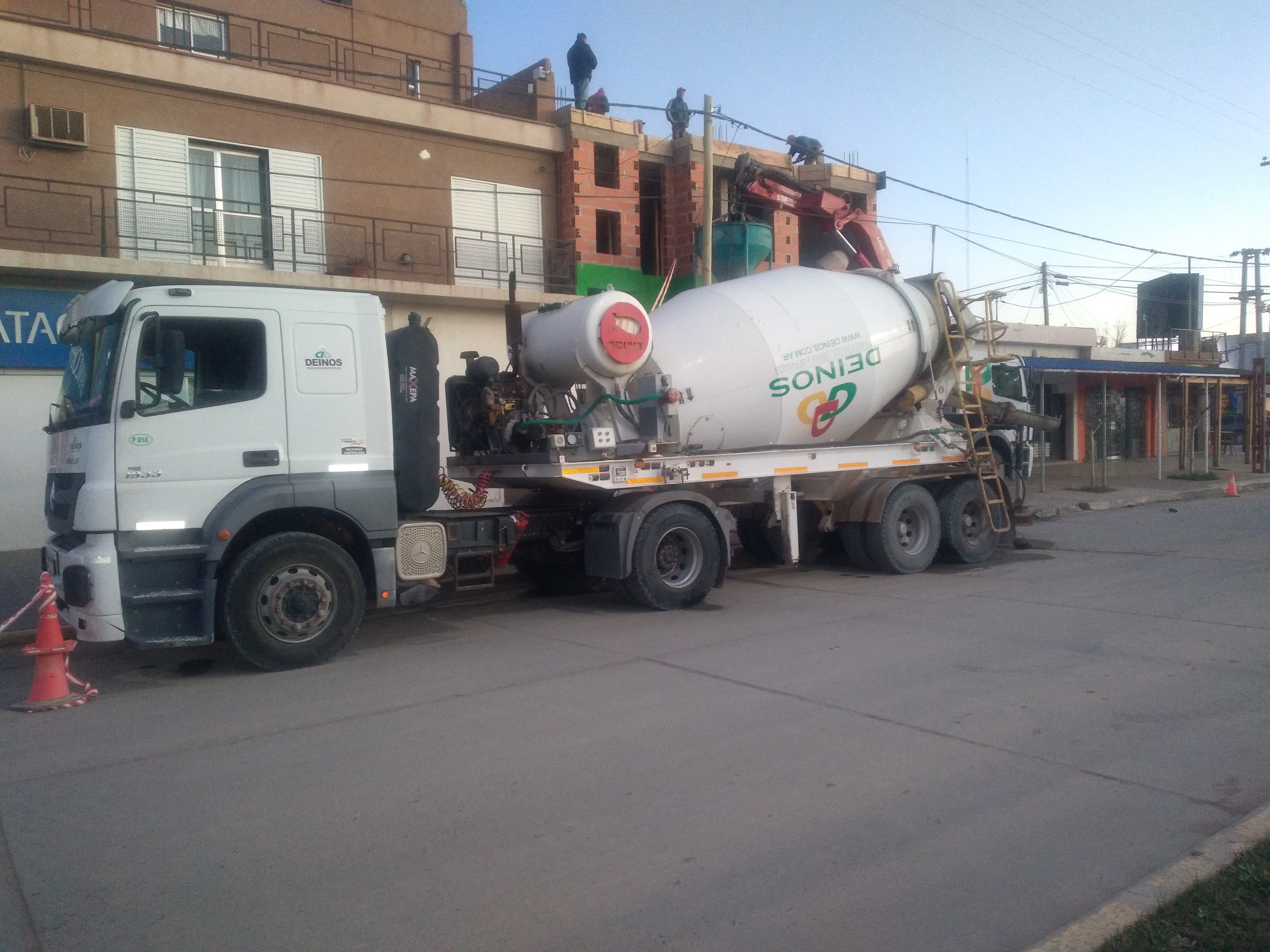 Provisión de hormigón en obra de llenado de losa en Deinos SRL