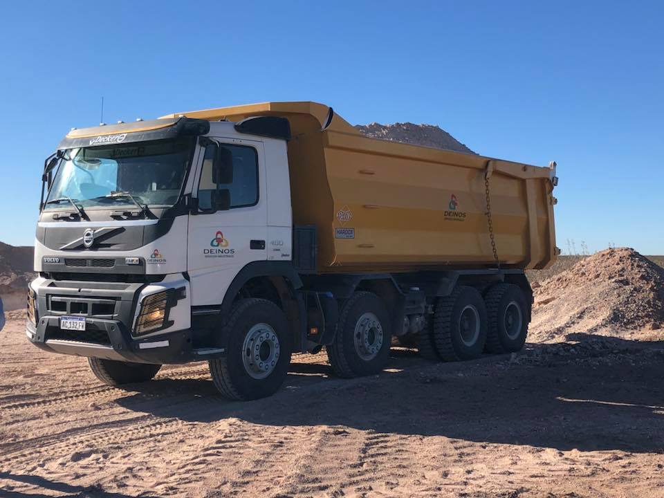 Camion con batea de Deinos SRL