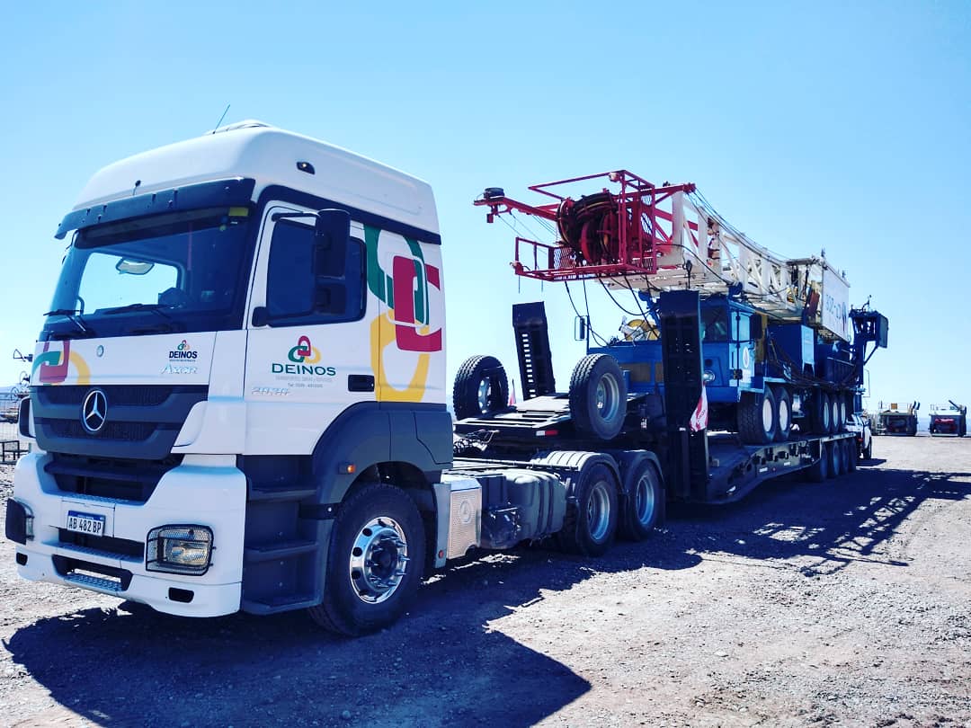 Camion de Deinos SRL realizando transporte DTM