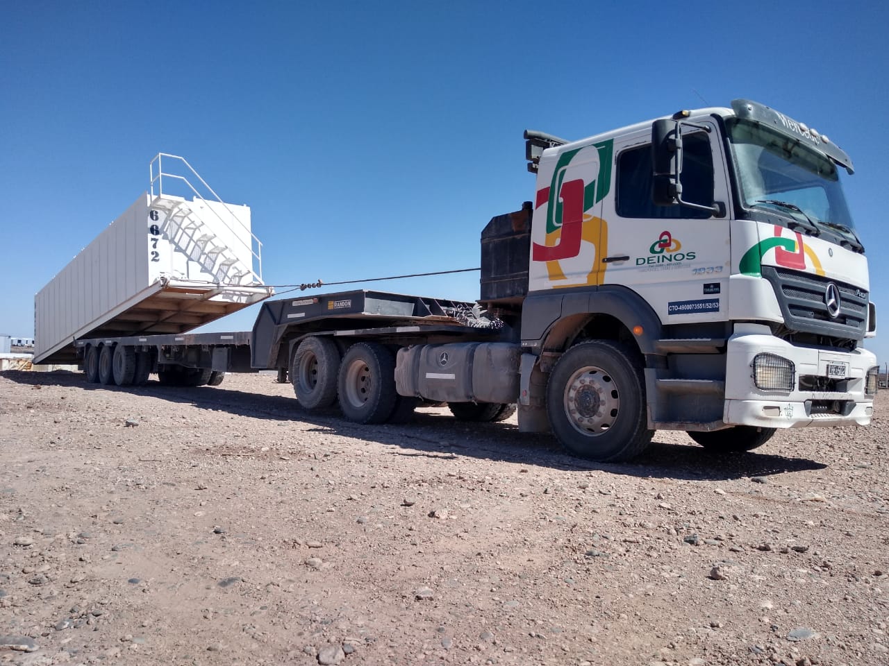 Camion petrolero de Deinos SRL cargando pileta