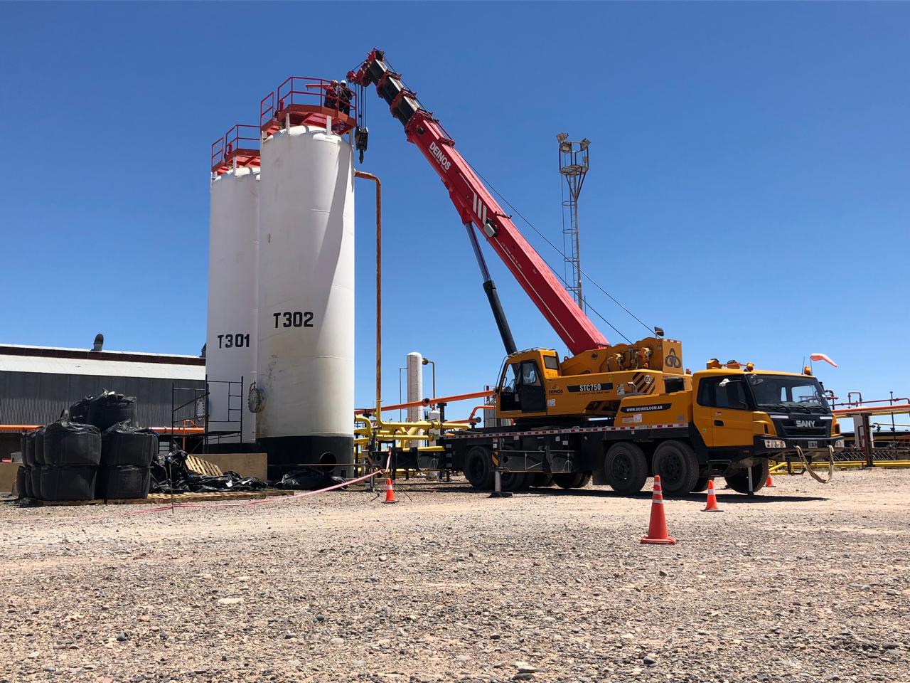 Grua Sany de Deinos SRL realizando trabajos para montaje y nivelación de silos