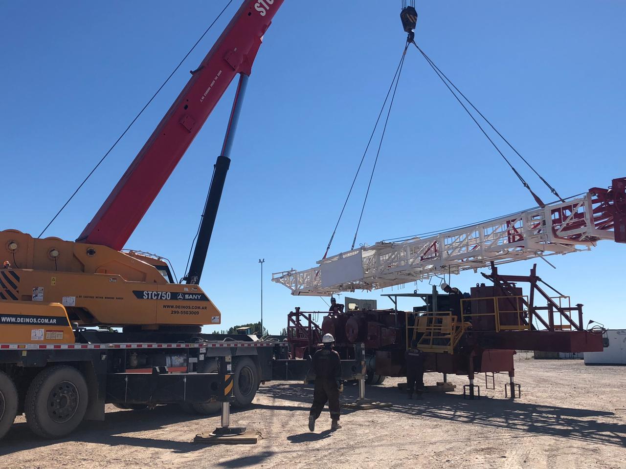 Grua Sany STC750 de Deinos SRL realizando trabajos para montaje de torre de perforación