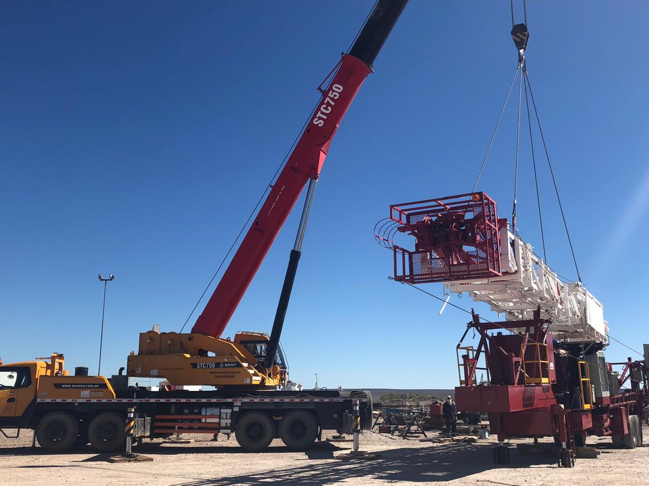 Grua Sany STC750 de Deinos SRL realizando trabajos para montaje de equipo de perforación