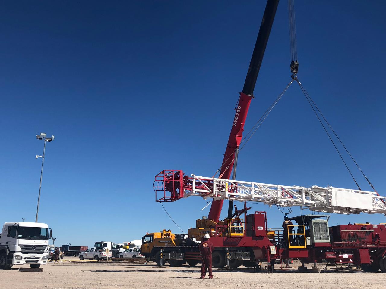 Grua Sany STC750 de Deinos SRL prestando servicios para montaje de equipo de perforación