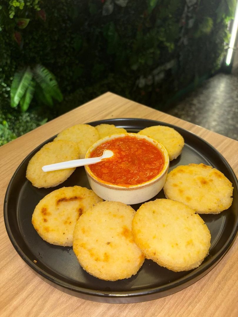 AREPITAS FRITAS CON HOGAO