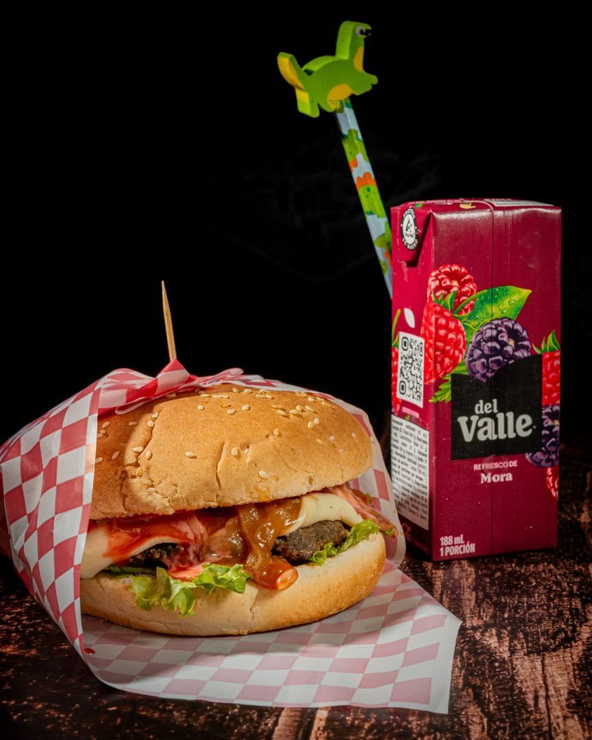 HAMBURGUESA CASICA MAS JUGO EN CAJA MAS SORPRESA