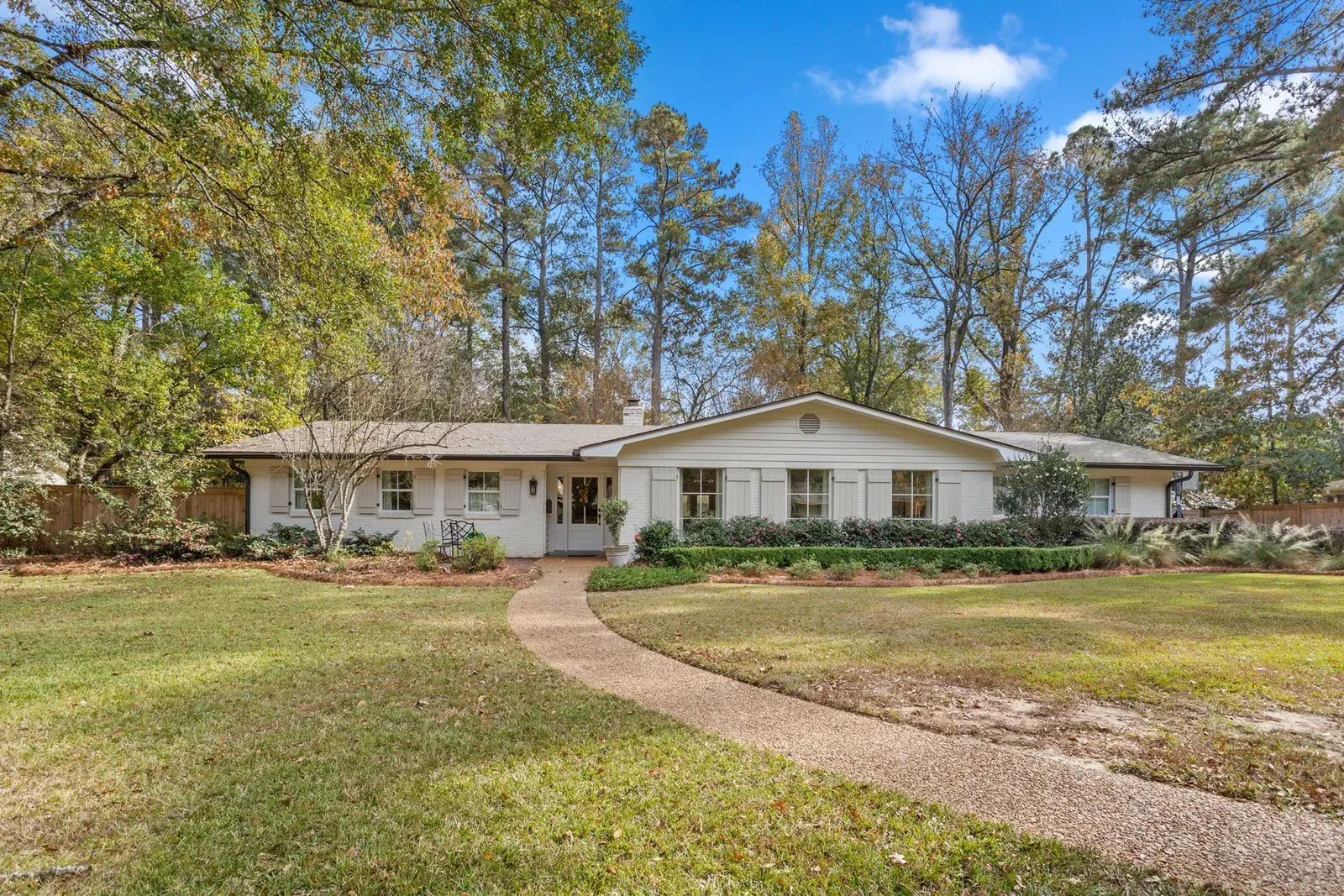 2249 Greenbriar Drive, Jackson, MS 39211, photo 2 - DeLong & Barksdale Realty