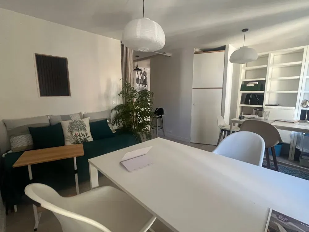 COWORKING côté rue Marceau -1 table haute partagée