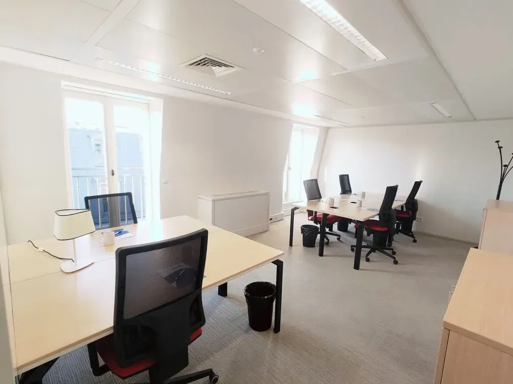 Bureaux équipés de 6 à 7 postes