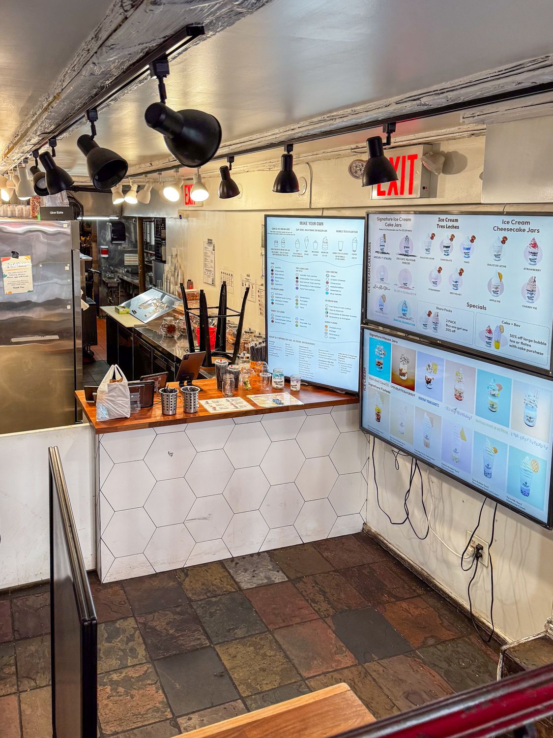 800 SF | Vented High Traffic Turn-Key Ice Cream Shop for Lease