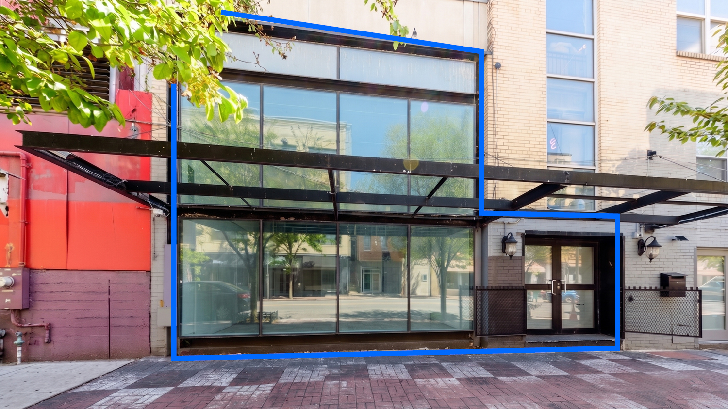 1,150 SF | Retail Showroom With Mezzanine Level for Lease