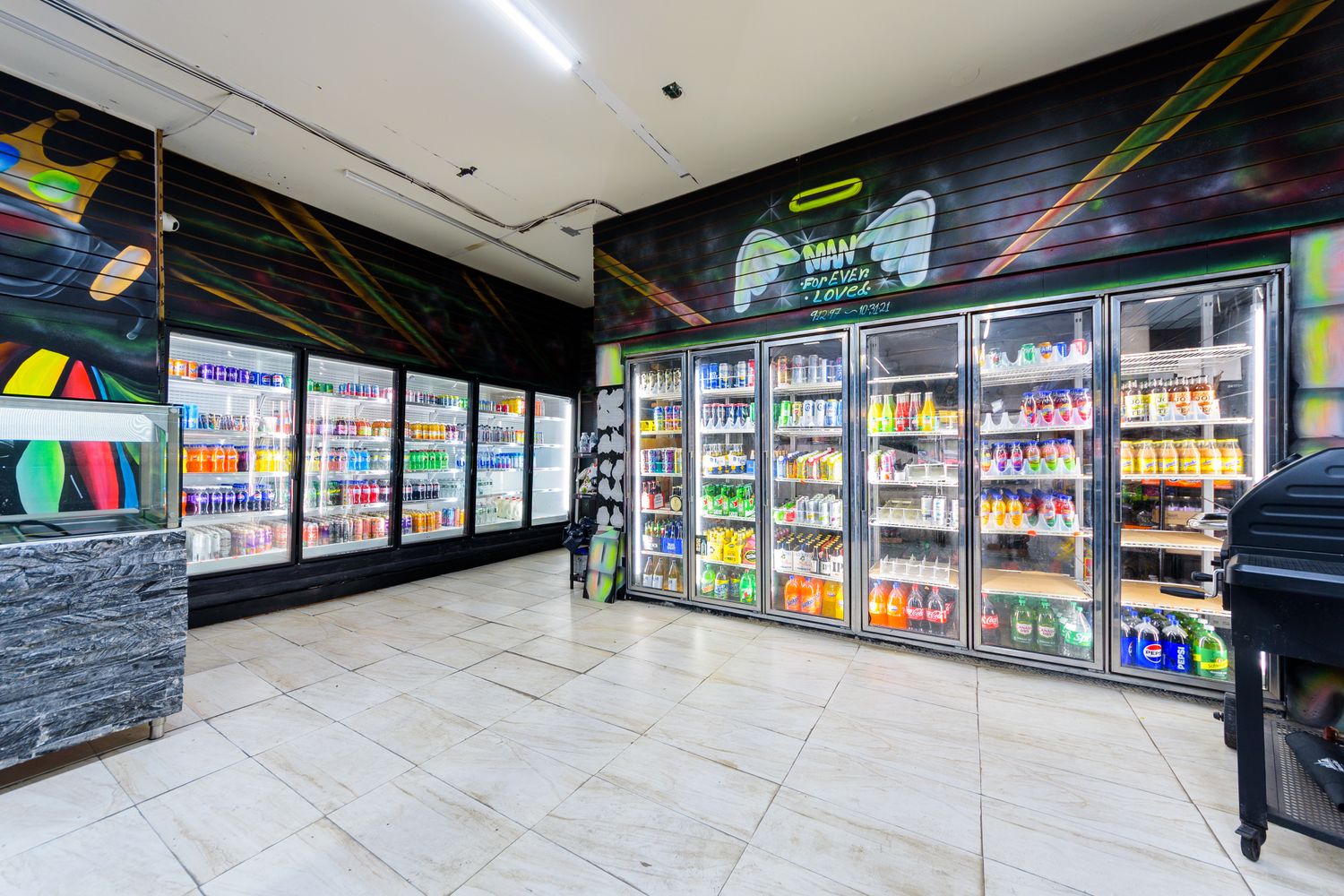 1,500 SF | Corner Retail Space with Glass Storefront for Lease