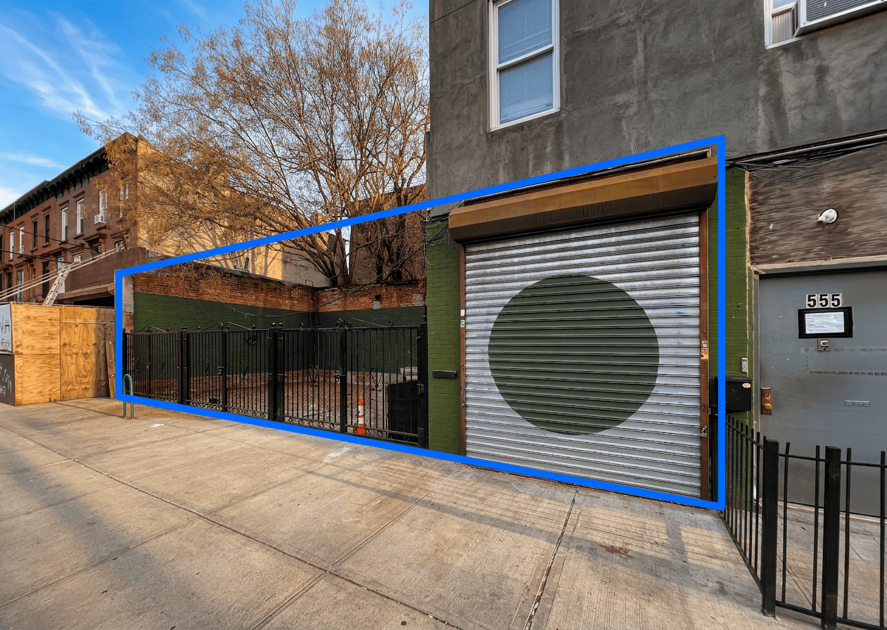 250 SF | Retail/Office with Outdoor Space for Lease