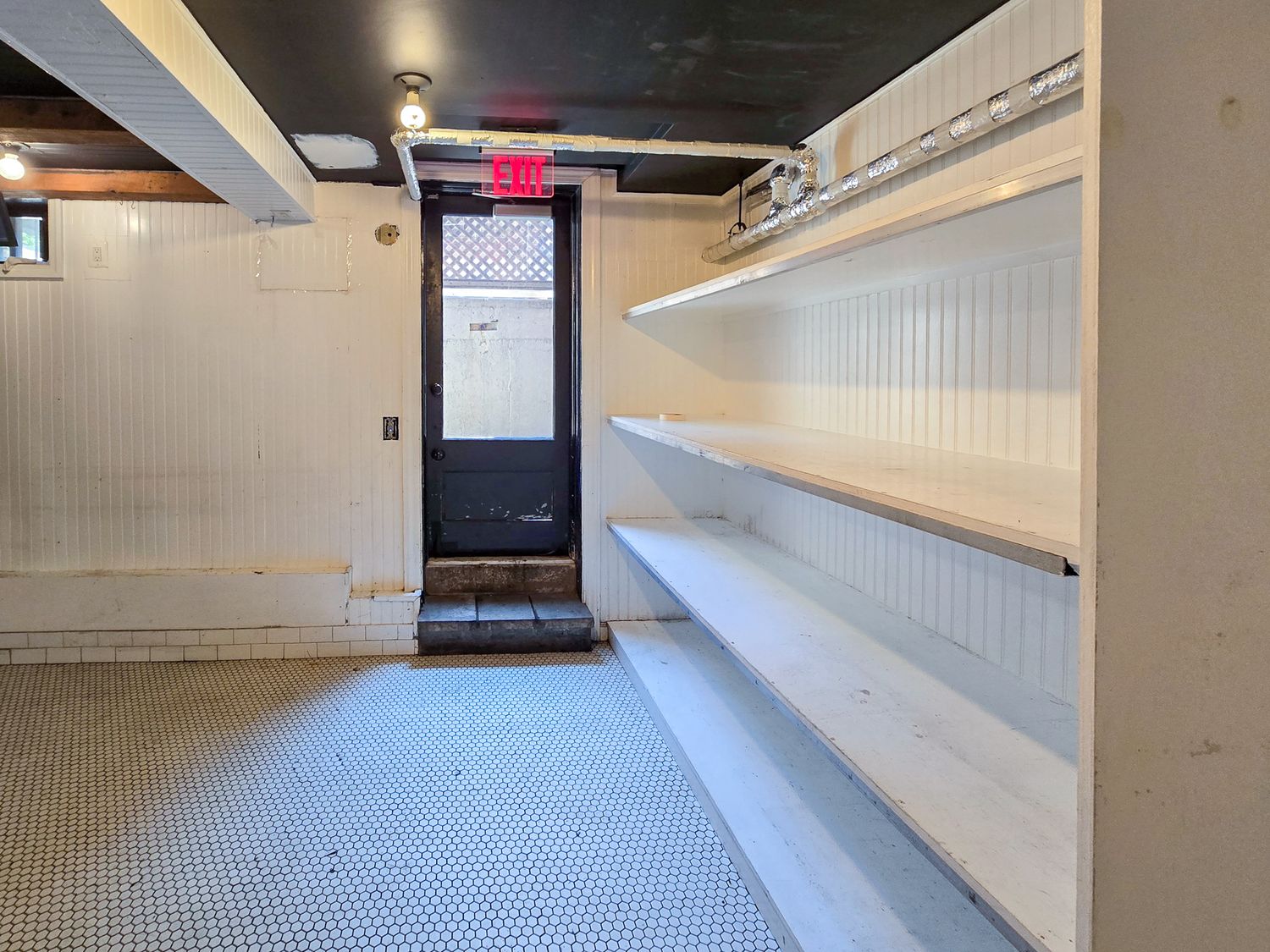 1,900 SF | Turnkey Restaurant & Bar with 1,500 SF Usable Basement for Lease