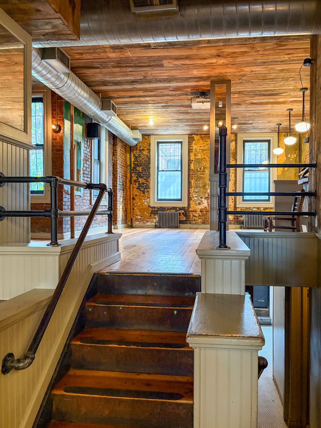 1,900 SF | Turnkey Restaurant & Bar with 1,500 SF Usable Basement for Lease