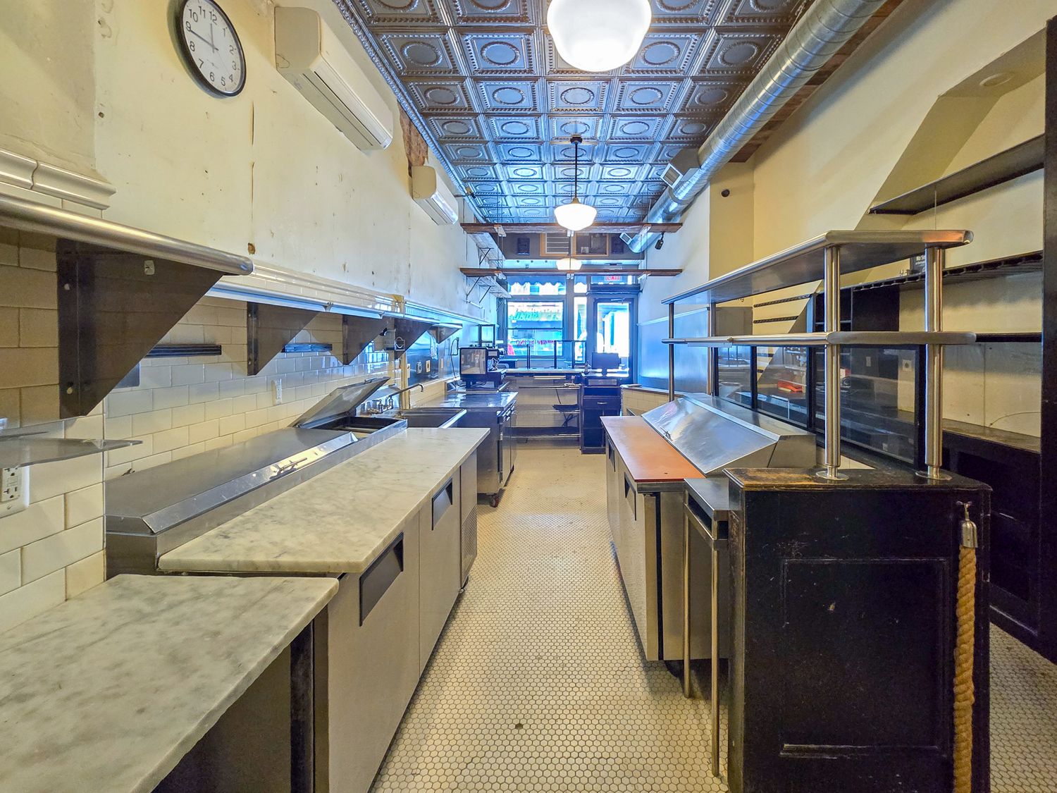 1,900 SF | Turnkey Restaurant & Bar with 1,500 SF Usable Basement for Lease