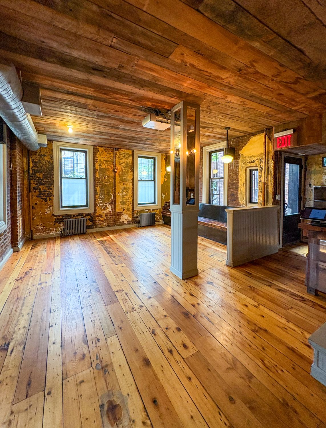 1,900 SF | Turnkey Restaurant & Bar with 1,500 SF Usable Basement for Lease