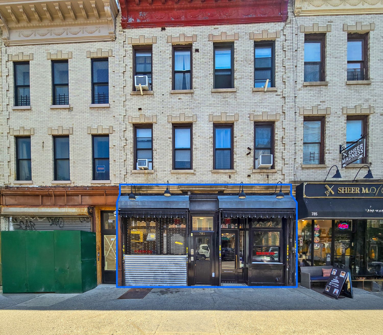 1,900 SF | Turnkey Restaurant & Bar with 1,500 SF Usable Basement for Lease