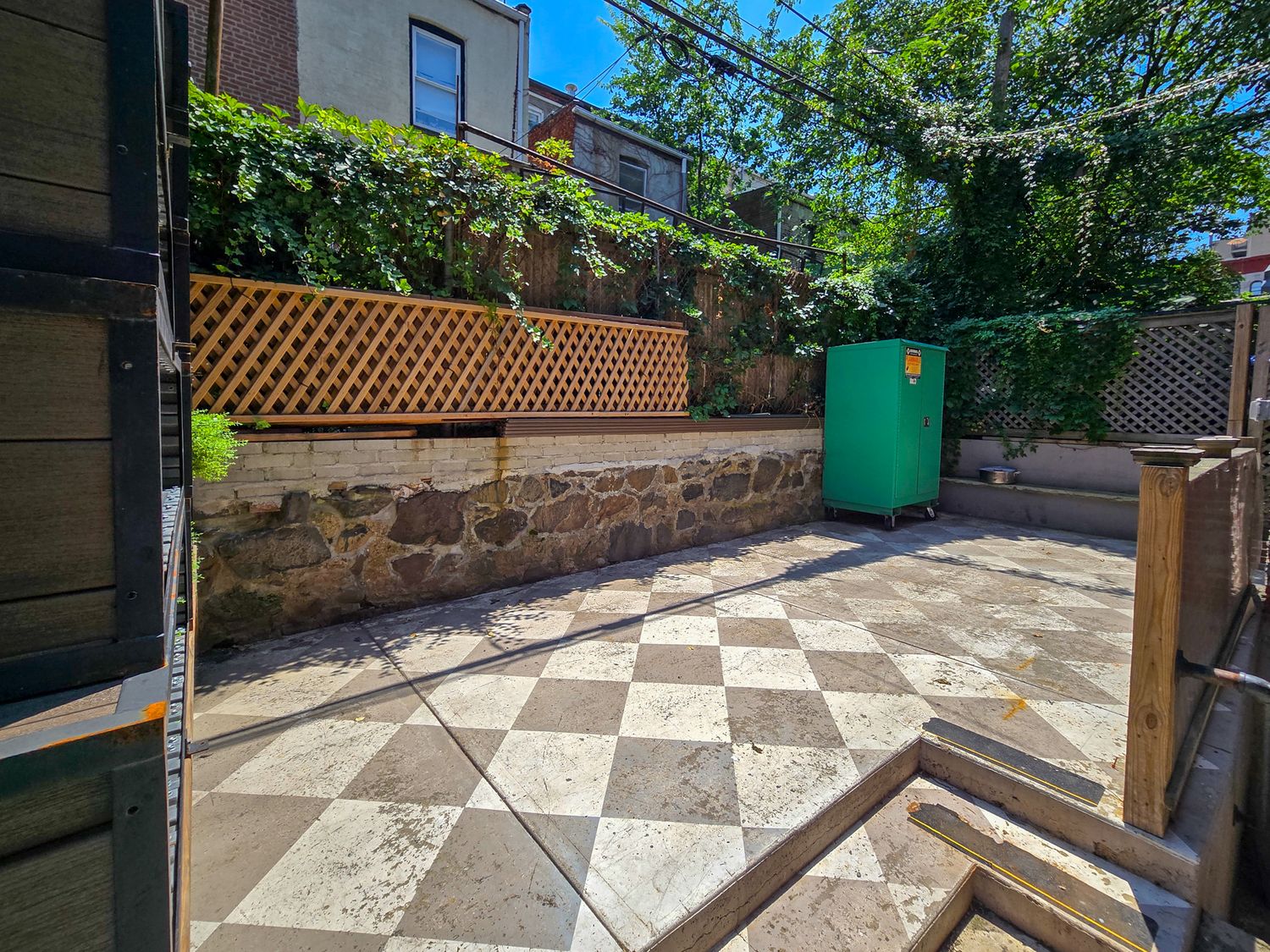 1,900 SF | Turnkey Restaurant & Bar with 1,500 SF Usable Basement for Lease