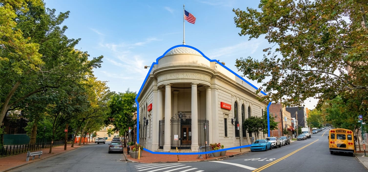 10,400 SF | Stand-Alone Landmark Bank Building With High Visibility for Lease