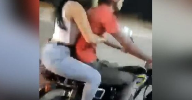 Imagen sobre Provoca muerte de su amiga al hacer famoso caballito en su moto 