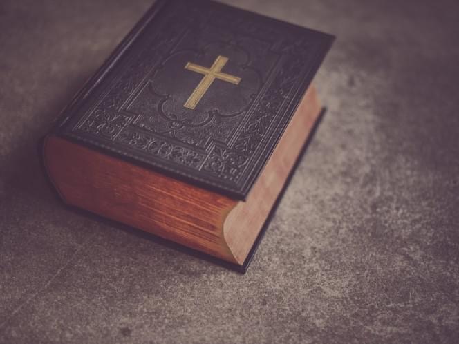 Imagen sobre Llega lenguaje inclusivo a nueva edición de la Biblia y causa polémica