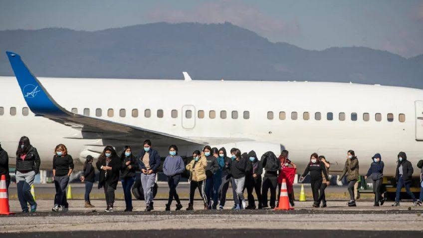 Imagen sobre En seis días, México recibe a 4 mil migrantes de EU