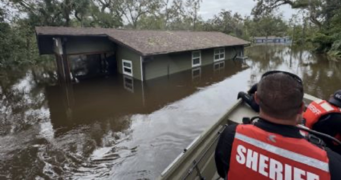 Imagen sobre Hallan niño flotando sobre un trozo de madera tras paso de Milton