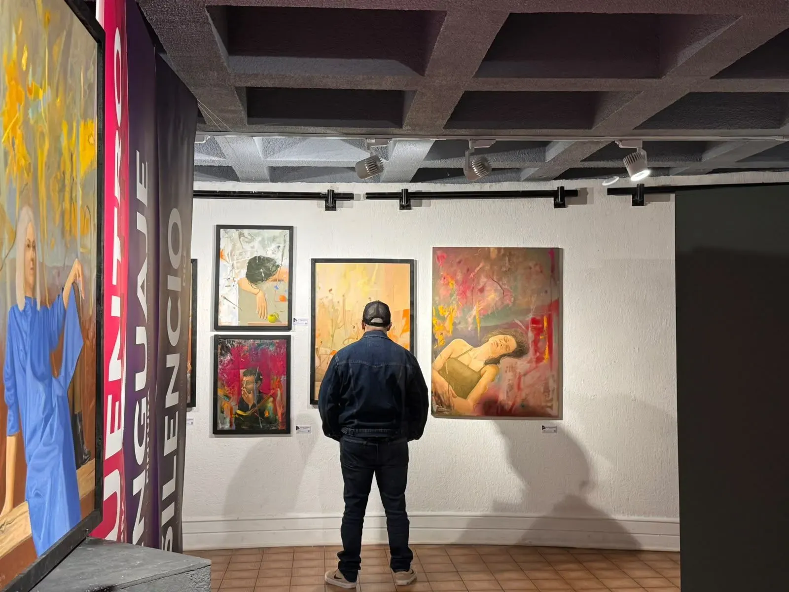 Más allá de los códigos: pinturas de Israel Morales