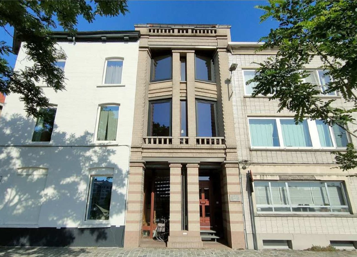 Architecturale woning met zicht op Portus Ganda