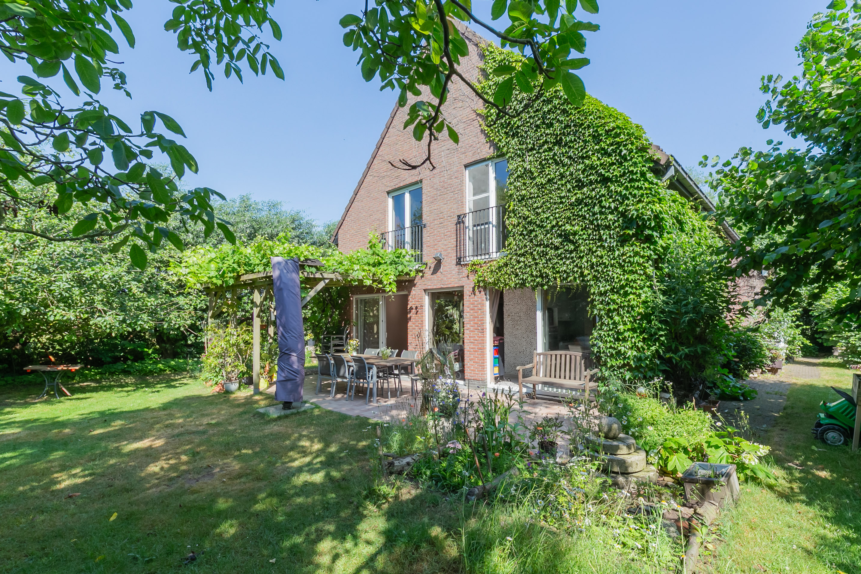 Open bebouwing met grote tuin