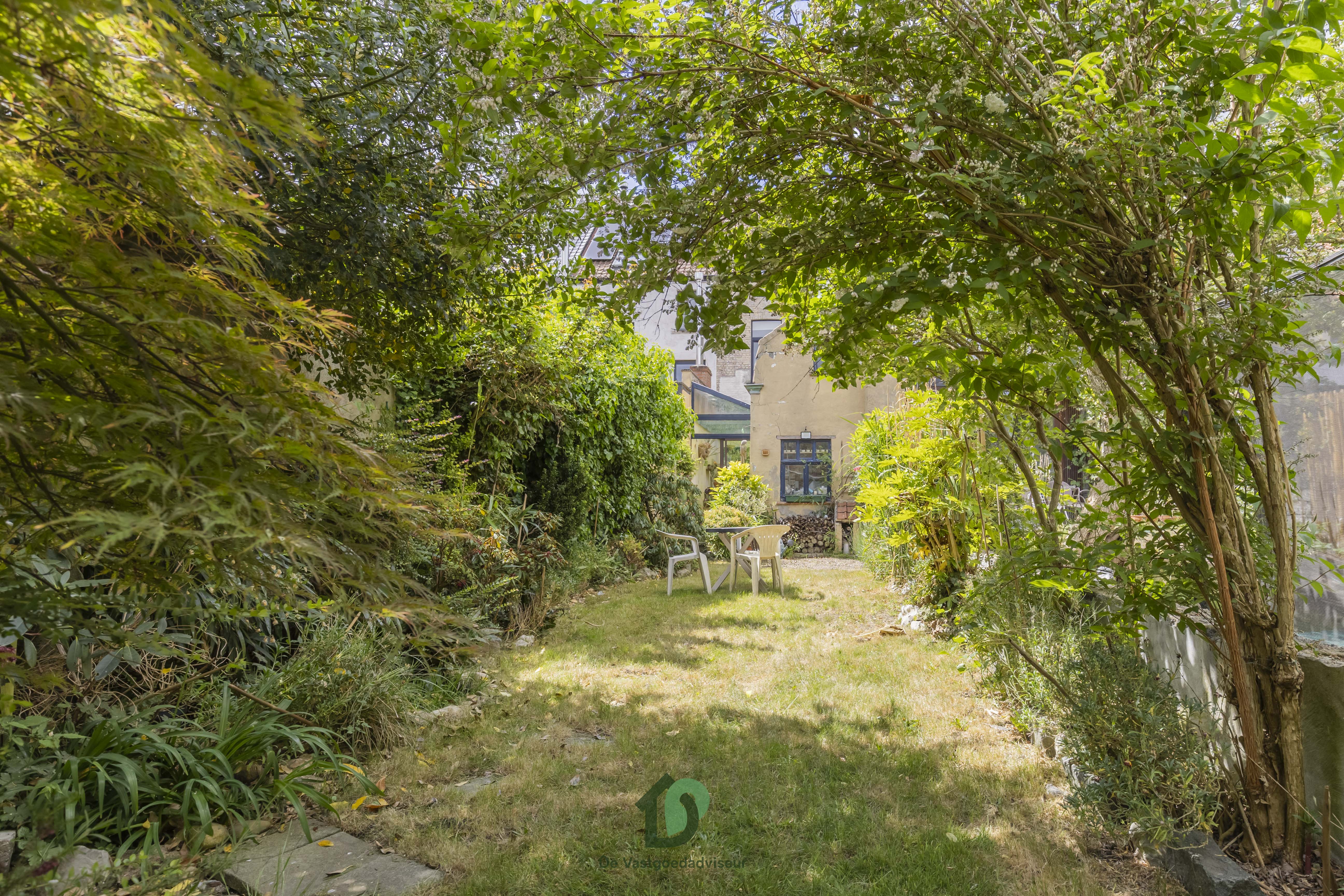 Te renoveren woning met gezellige tuin in Sint-Amandsberg